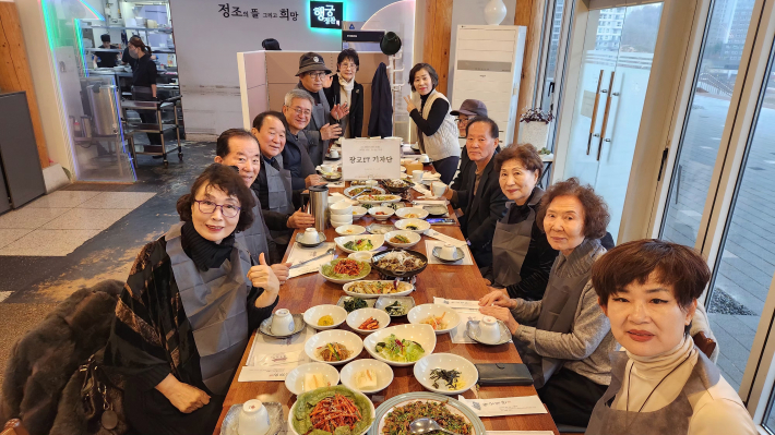 광교 IT기자단들이 축하 회식 자리에서 축배를...