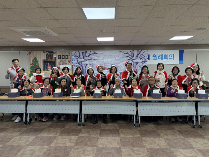 영통구 매탄3동 지역사회보장협의체는 관내 홀로 사는 중장년 1인 가구 10가구와 함께 크리스마스 케이크 만들기 프로그램을 진행했다.