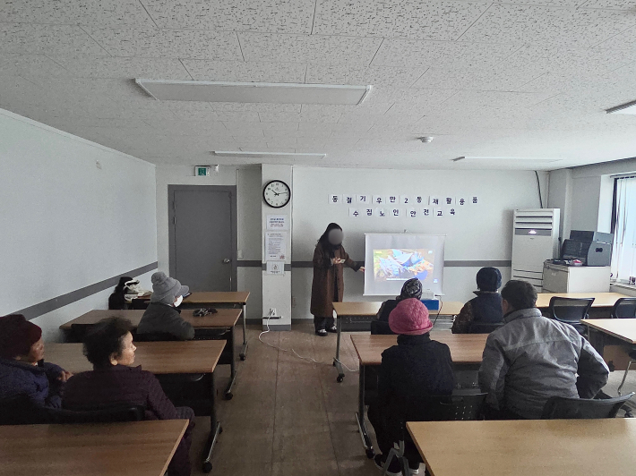 교통 안전 및 한파대비 건강관리 요령에 대해 교육중인 모습