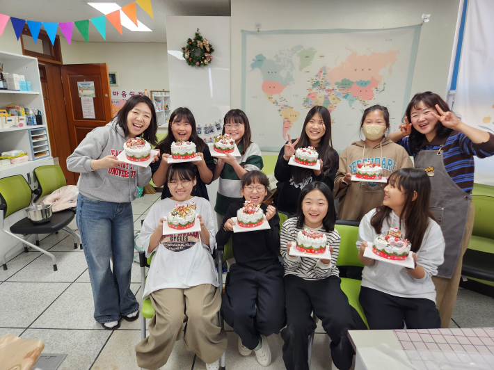 케이크를 완성한 친구들