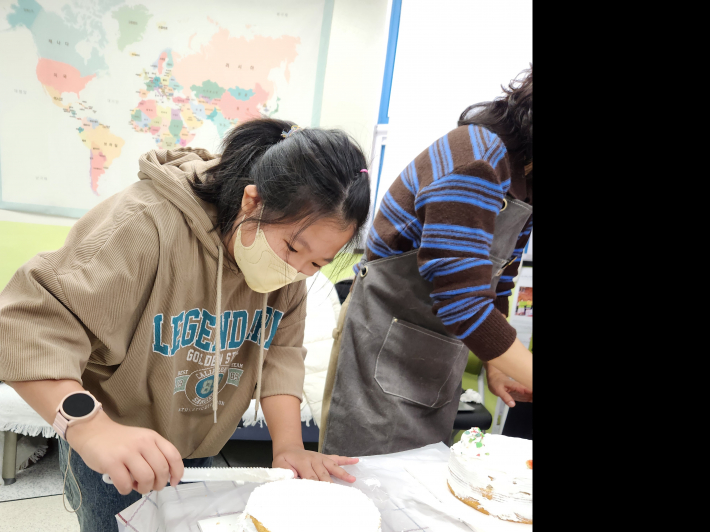 생크림을 바르고 있는 학생