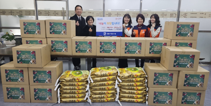 물품 전달식 사진입니다