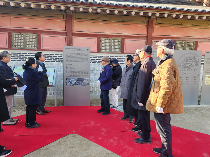 화성행궁 복원 기념 안내판 제막식에 참석한 이재준 수원시장과 복원공로자들