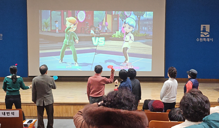 디지털 건강문해 닌텐도 스포츠 게임을 시연하고 있는 박영도 교장과 학습자들