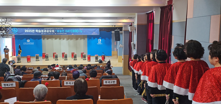 축하공연을 하기위해 두드림난타 공연단이 무대로 입장하고 있다.