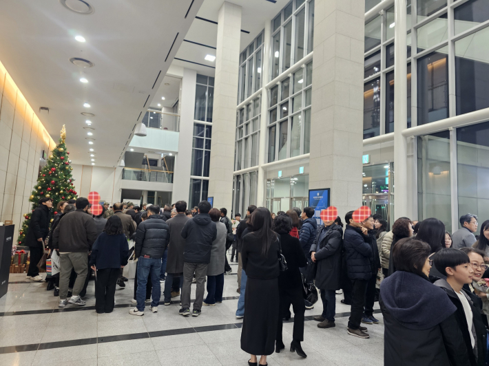  만석매진의 성황분위기의 로비