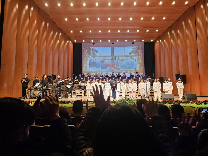 우레와 같은 커튼콜 장면