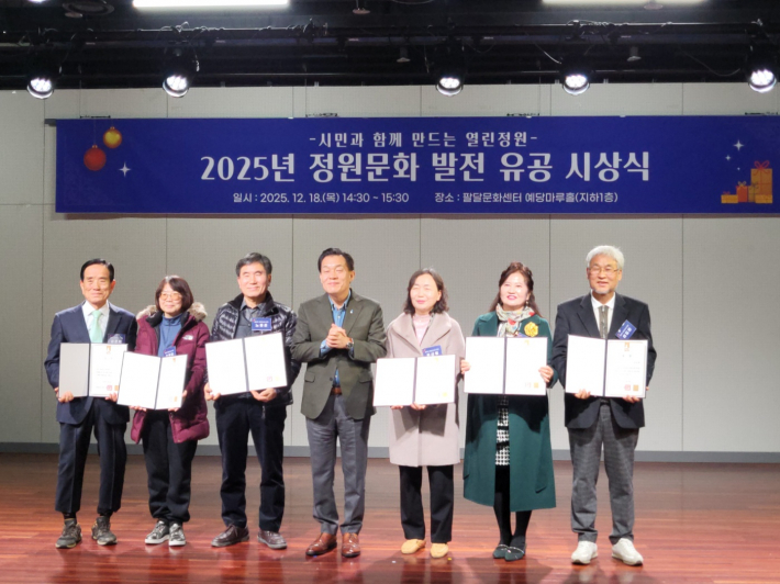 수상자들이 시상식 후 이재준 시장과 함께 기념사진을 촬영하며 뜻깊은 순간을 남겼다.