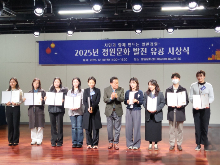 수상자들이 시상식 후 이재준 시장과 함께 기념사진을 촬영하며 뜻깊은 순간을 남겼다.