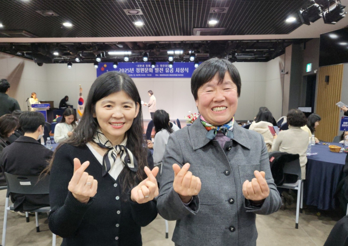 인터뷰에 기꺼이 응해 준 김미진 학교정원 분과위원장(사진 오른쪽), 손바닥 정원의 성과에 대하여 설명 후 포즈를 취해 주었다.  