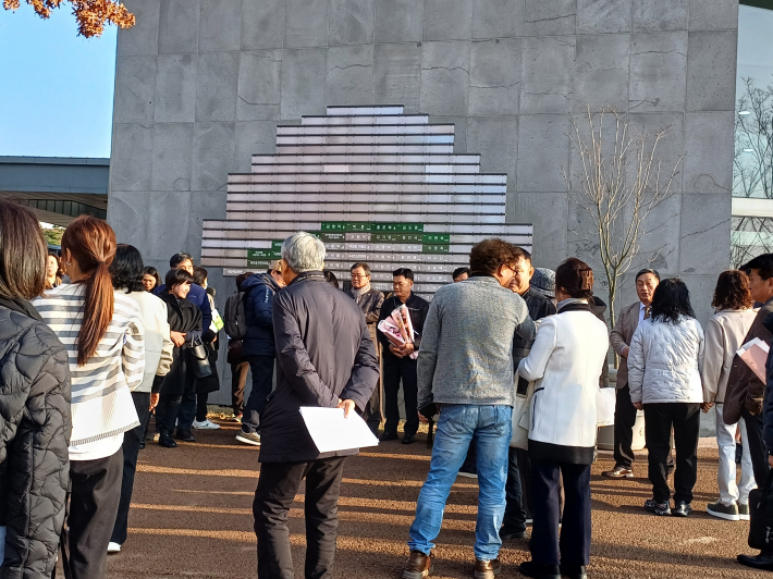 '녹색 복지 도시'를 만들기 위해 기부해 주신 '희망 나무' 앞 기부자, 봉사자들의  모습