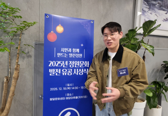 성현용 학생이 우수상 수상 작품의 기획 의도와 담긴 의미를 설명하고 있다.