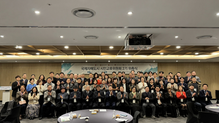 진)김현수 수원특례시 제1부시장과 국제자매도시 시민교류위원회 2기 위원들이 기념촬영을 하고 있다.  