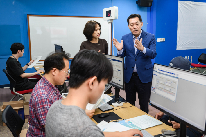 사진)이재준 수원시장이 민생회복 소비쿠폰 신청 첫날인 7월 21일 인계동 행정복지센터를 찾아 민원안내 창구를 점검하고 담당직원들을 격려하고 있다.    