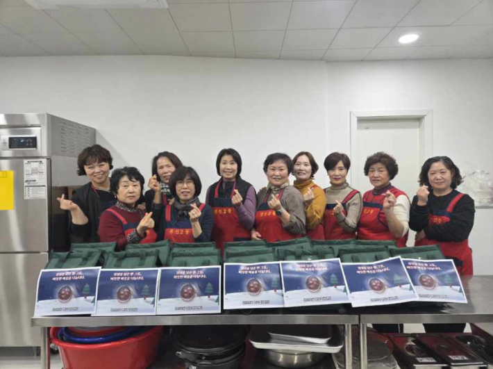 동지밎이 팥죽과 물김치를 준비한 권선2동 통장