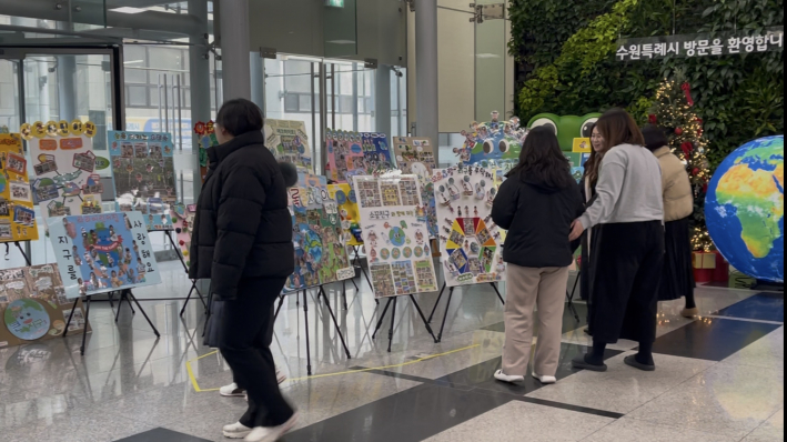 수원시청 별관 1층 로비 탄소중립 사진전을 관람하는 시민들전경