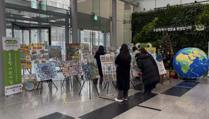 시민 관람 모습(탄소중립 실천 결과를 살펴보는 시민들)