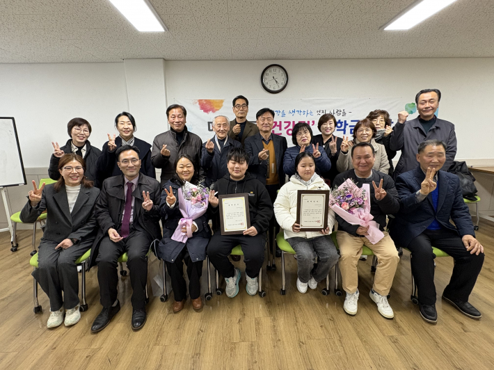 매탄2동 '건강멋', 모범 청소년 장학금 전달