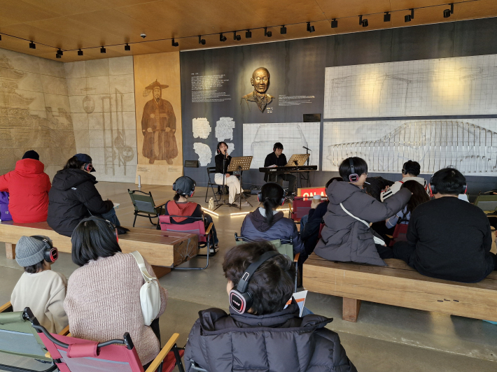 〈뮤지엄 라디오〉는 시민과 소통하는 방식, 그리고 문화 공간이 사람과 맺는 관계에 새로운 가능성을 보여주었다.   