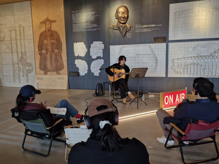 겨울비 오는 날 분위기에 맞는 노래로 관객의 가슴을 적시고 있다.