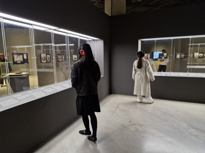 관객은 헤드폰을 끼고 미술관 내에서 자유롭게 다니며 음악과 작품 관람을 즐길 수 있다. 