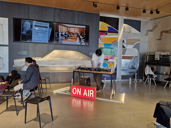 공연은 관객들이 무선 헤드폰을 착용하고 감상하는 사일런스 방식이다. 