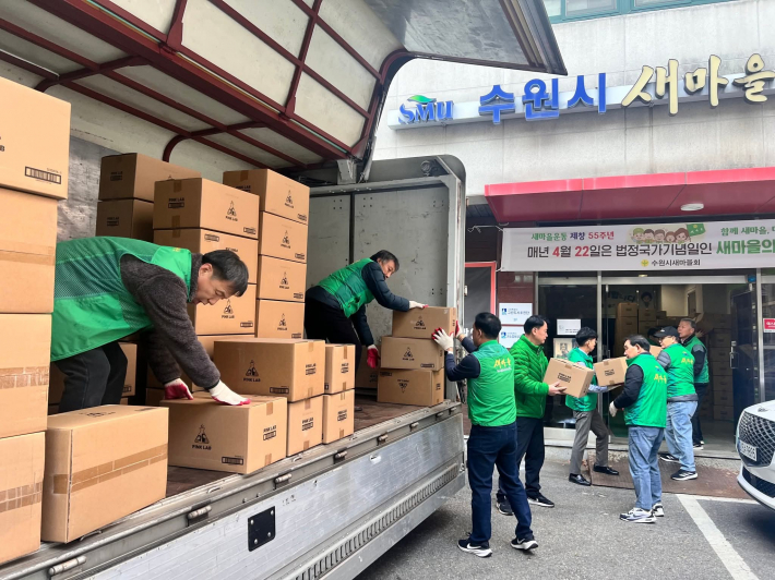 우리 주위에 추위와 외로움을 느끼는 이웃이 없도록 하겠다(새마을 그린산타에 참여한 새마을 지도자)  