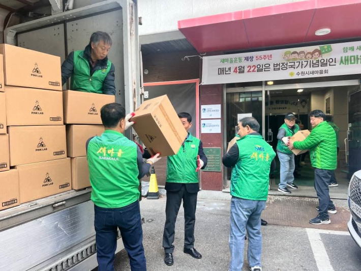 우리 주위에 추위와 외로움을 느끼는 이웃이 없도록 하겠다(새마을 그린산타에 참여한 새마을 지도자)  