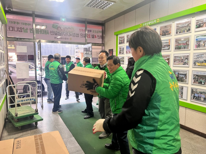 우리 주위에 추위와 외로움을 느끼는 이웃이 없도록 하겠다(새마을 그린산타에 참여한 새마을 지도자)  