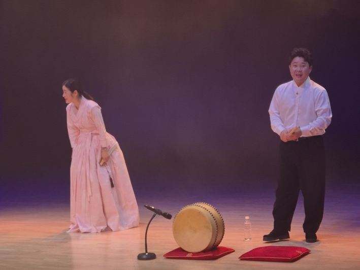 커튼콜 사진 촬영이 가능해, 오늘 무대를 완성한 소리꾼과 고수의 모습을 기록으로 남길 수 있었다.