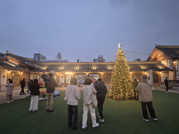 연말을 맞아 정조테마공연장에도 트리의 빛이 밝아오며, 크리스마스와 연말에 가볍게 찾기 좋은 공간으로 느껴졌다.