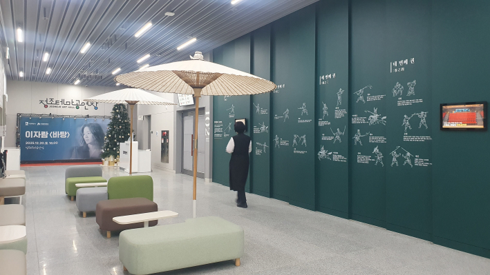 공연 시작 전, 관람객을 맞이하기 위해 정돈된 수원 정조테마공연장 로비. 한 관계자가 공연 준비를 위해 분주히 이동하고 있다.