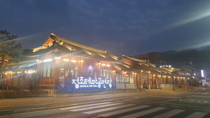 공연이 끝난 후, 아름다운 조명으로 빛나는 수원 정조테마공연장의 야경.