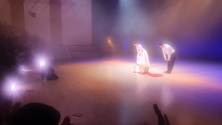 열정적인 무대를 마친 이자람 소리꾼과 고수가 관객들의 기립 박수에 허리 숙여 답례하고 있다.