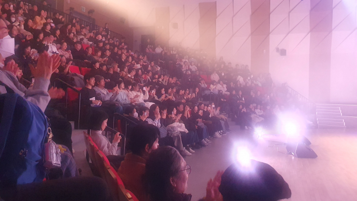 이자람의 열창에 매료된 관객들이 무대를 향해 아낌없는 박수와 환호를 보내고 있다.