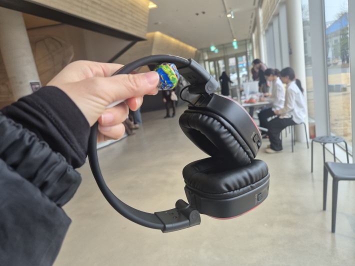 각자의 귀에 맞춰 소리를 고를 수 있어, 음악과의 거리를 스스로 정하는 나만의 라디오 같은 시간.