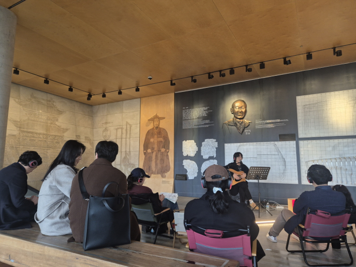 미술관이라는 공간 안에서 전시와 공연이 한자리에서 겹쳐지며 완성된 이색적인 경험이다.