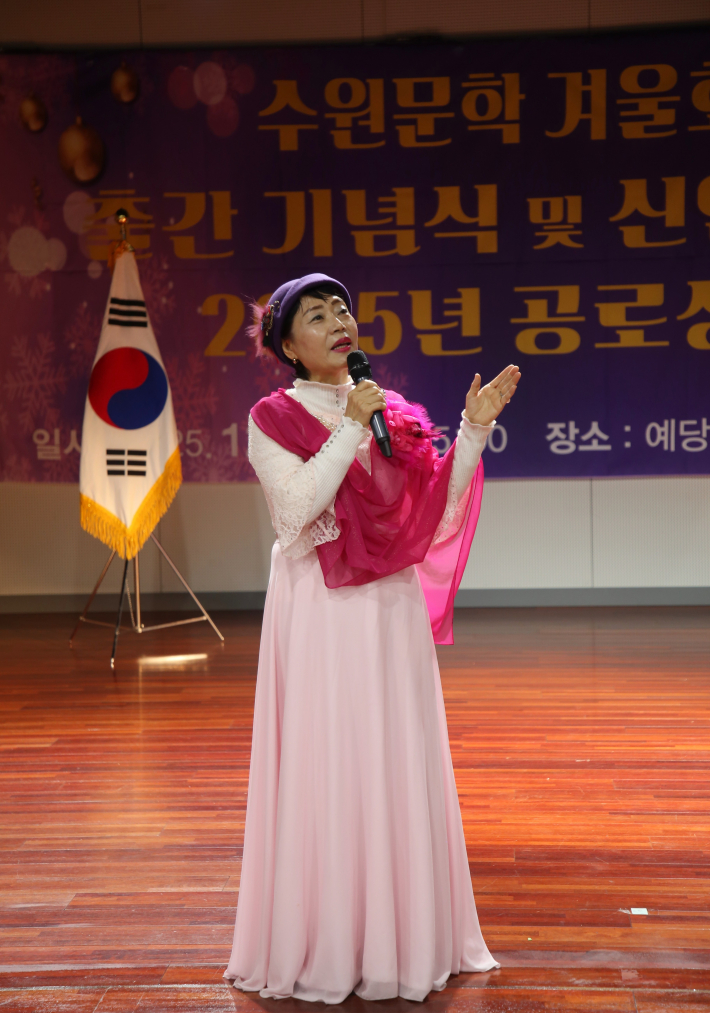 정다운 시 낭송가가 김소엽 시 「그대는 나의 가장 소중한 별」을 낭송하고 있다.  