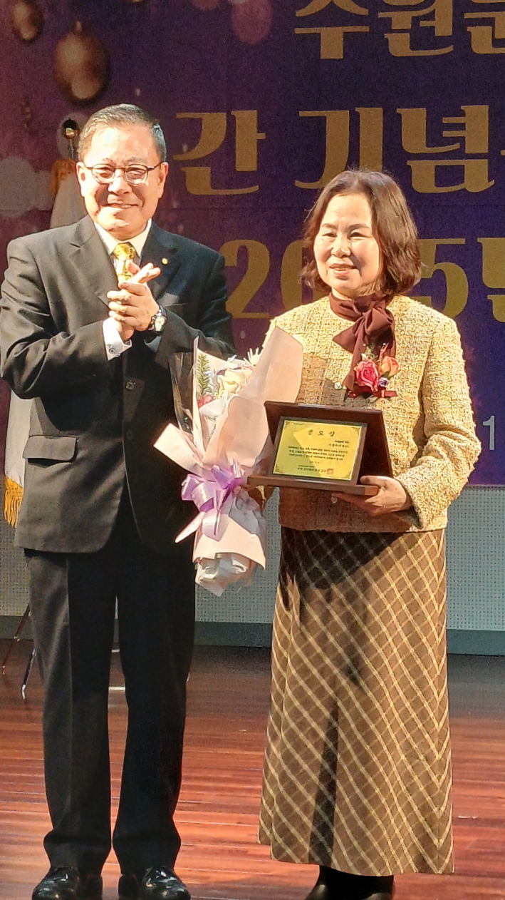 이경자 수필가는 공로상 수상자 가운데 '분과 업무 부문' 공로로 수상의 영예를 안았다.(사진 오른쪽)