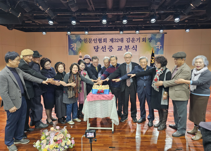 내빈들이 함께 케이크 커팅을 하며 축하의 시간을 나눴다.  