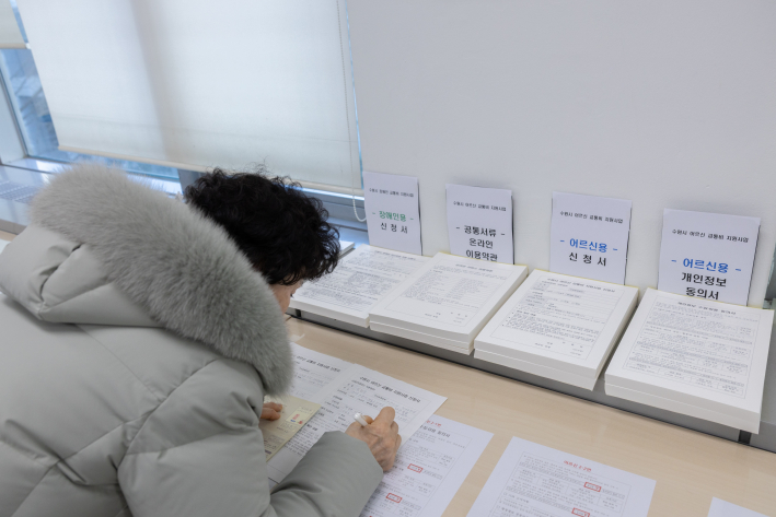 수원시민들이 복지관을 이용하는 도중에 편리하게 방문해서 접수하는 모습