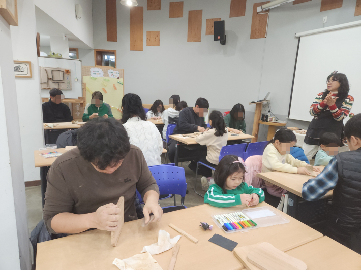 사포로 열심히 도마를 문지르는 중