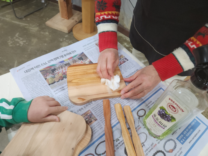 완성된 도마에 식용유를 바르는 모습