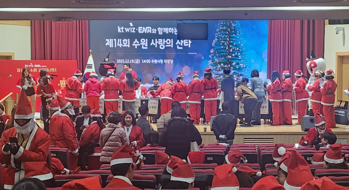 사인회를 진행하는 kt-wiz 선수들