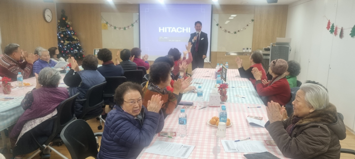 서덕원 관장이 감사와ㅣ격려의 인사말을 하고 있다. 