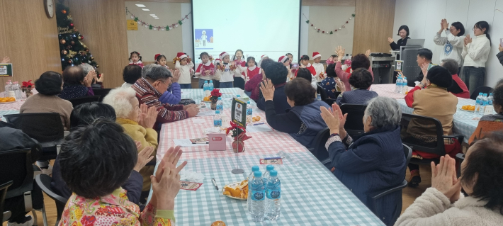 세대를 초월한 꼬마들의 재롱의 한 장면