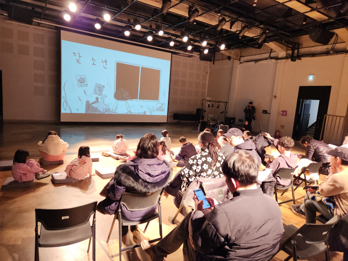 공연 시작 전 무대와 객석을 가득 메운 관객 뒷 모습