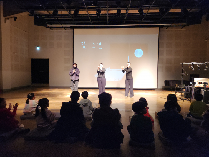 공연을 마친 후, 어린이들의 뒷모습