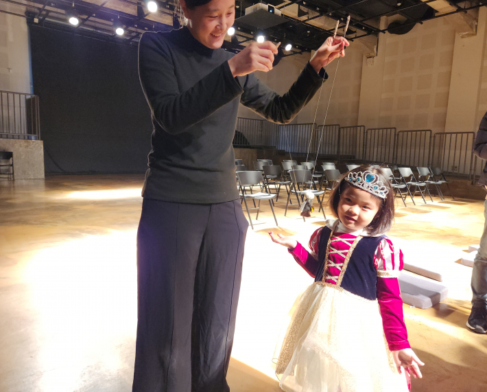 '달 소년'과 사진을 찍는 아이 모습