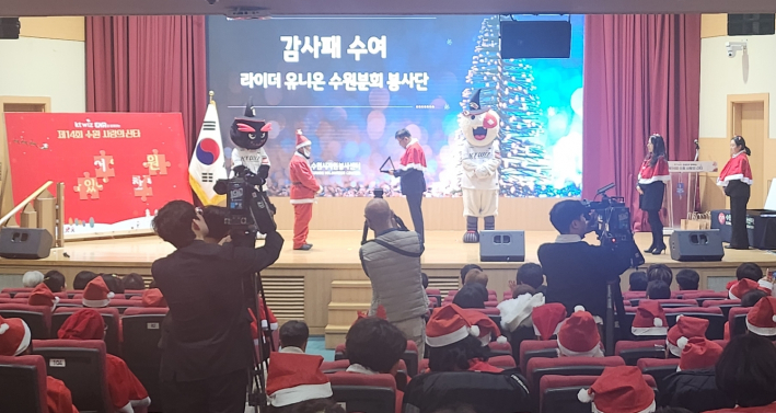 라이더 유니온봉사단에게 감사패를 수여하는 김현수 제1부시장